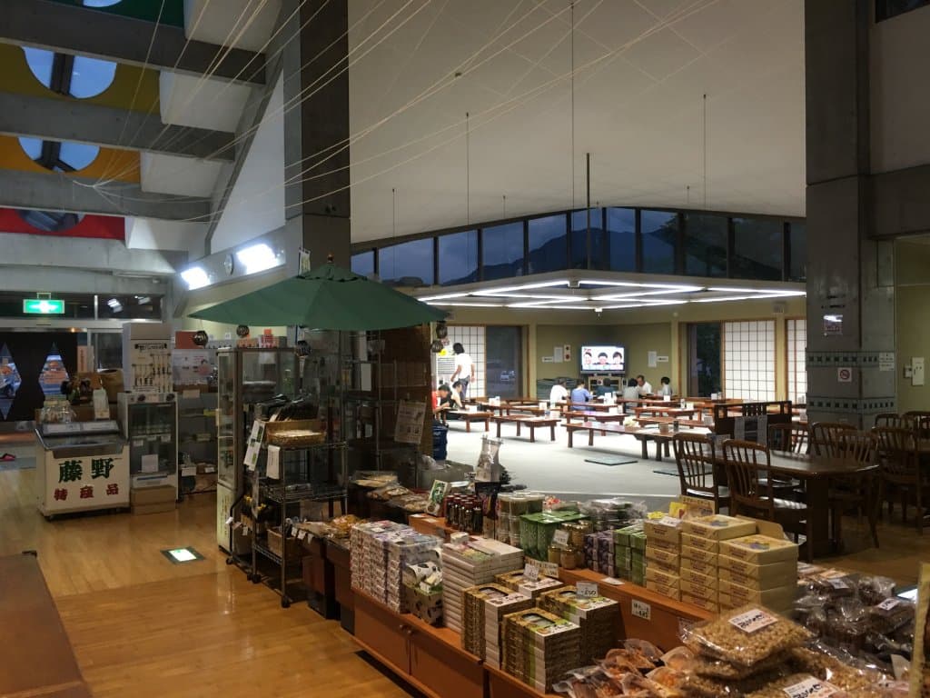 売店から食堂を見る。