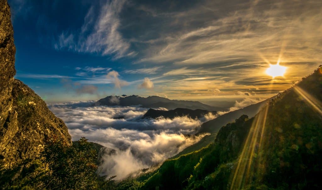 Vista antes de escalar a pedra até o cume!