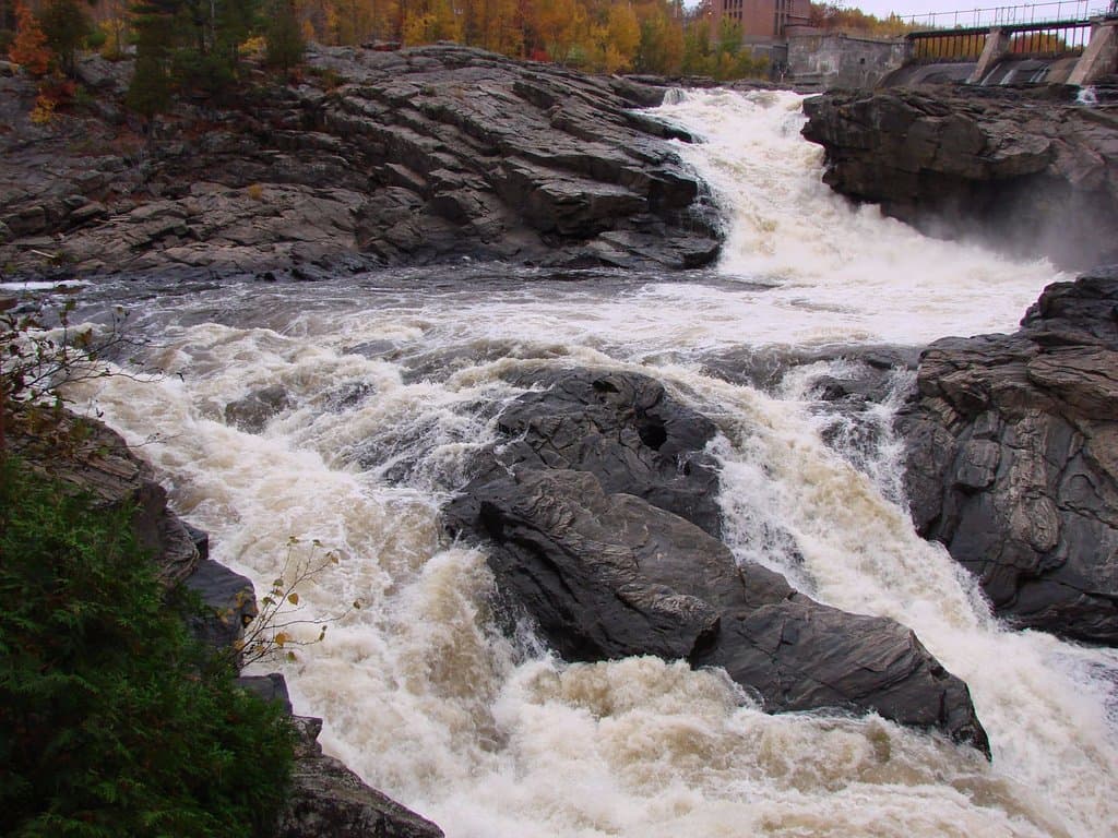 La grande chute du barrage