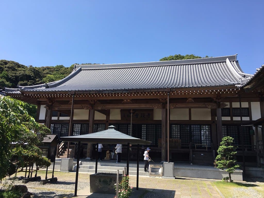 本堂 たたくと変な音がする