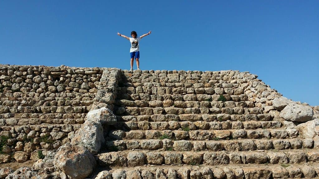 Foto della scalinata che porta al secondo livello