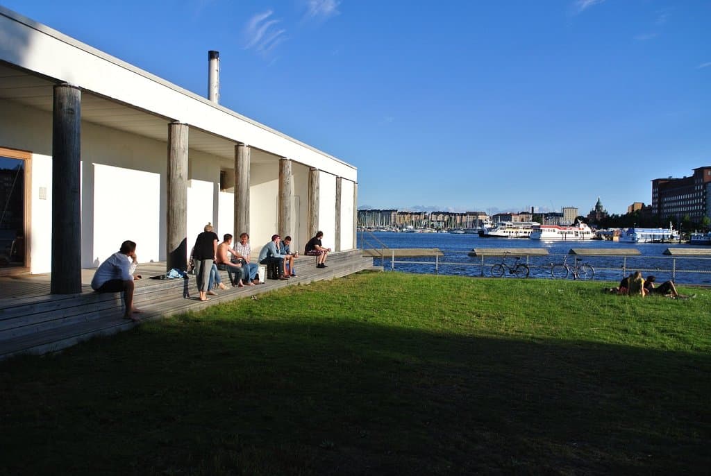 クルットゥーリサウナ前 夏の夕方の風景 緑がきれいです。