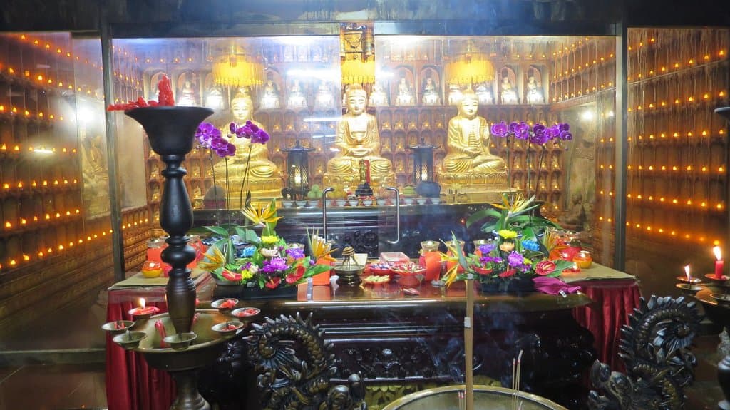 本殿の内部(須弥壇)