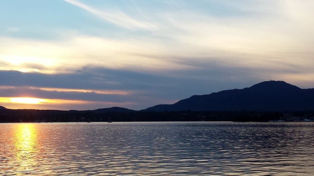 Magnifique coucher de soleil qu on peut voir le soir avec les montagnes.