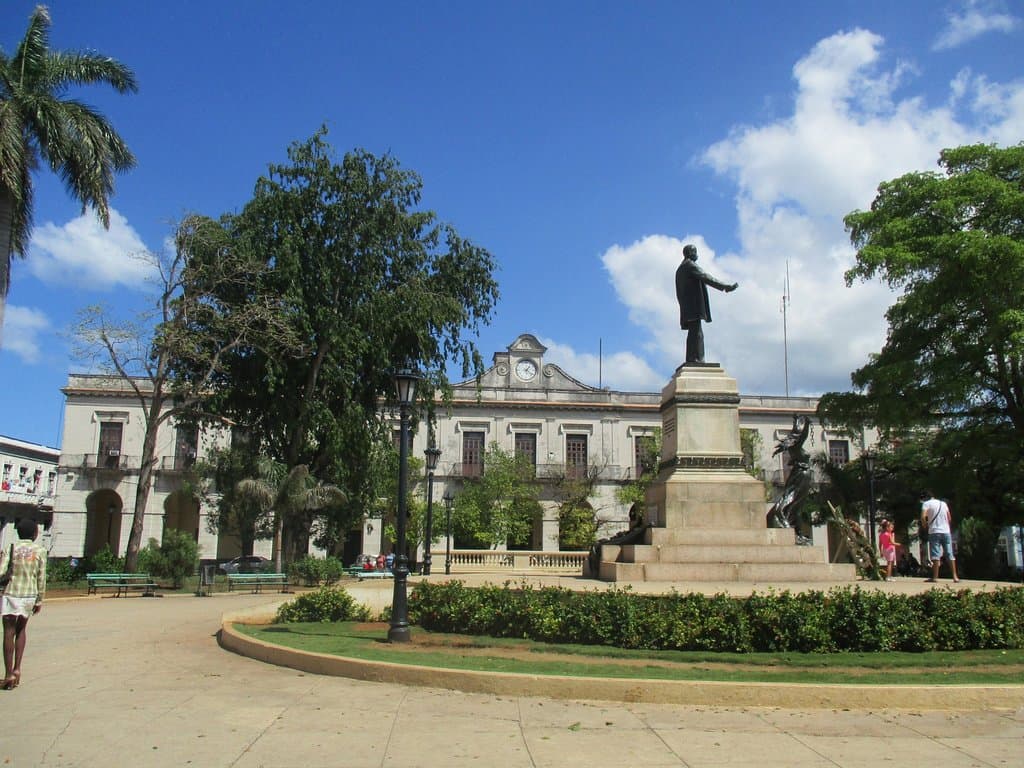 Estatua de José Martí con el Ayuntamiento al fondo