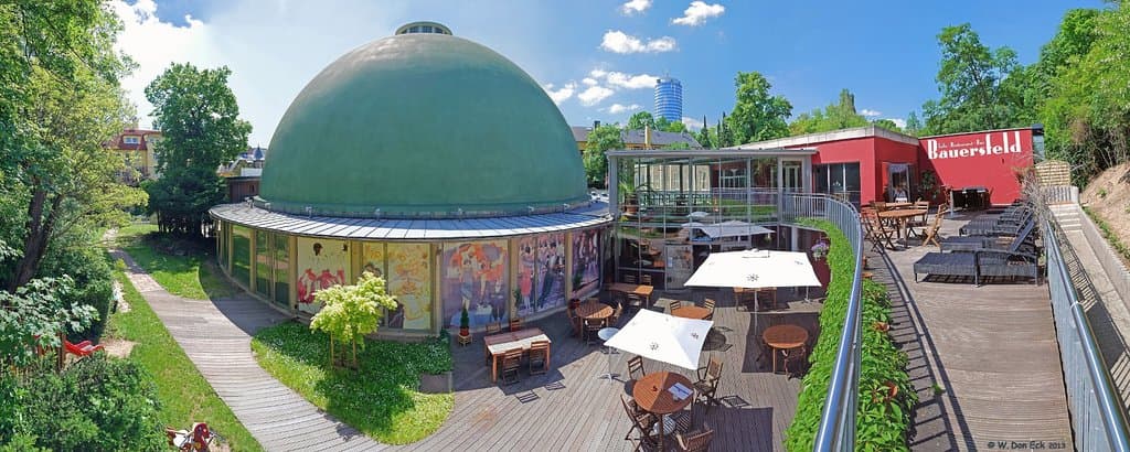 Rückseite des Planetariums fotografiert vom Sonnendeck des Restaurant Bauersfeld