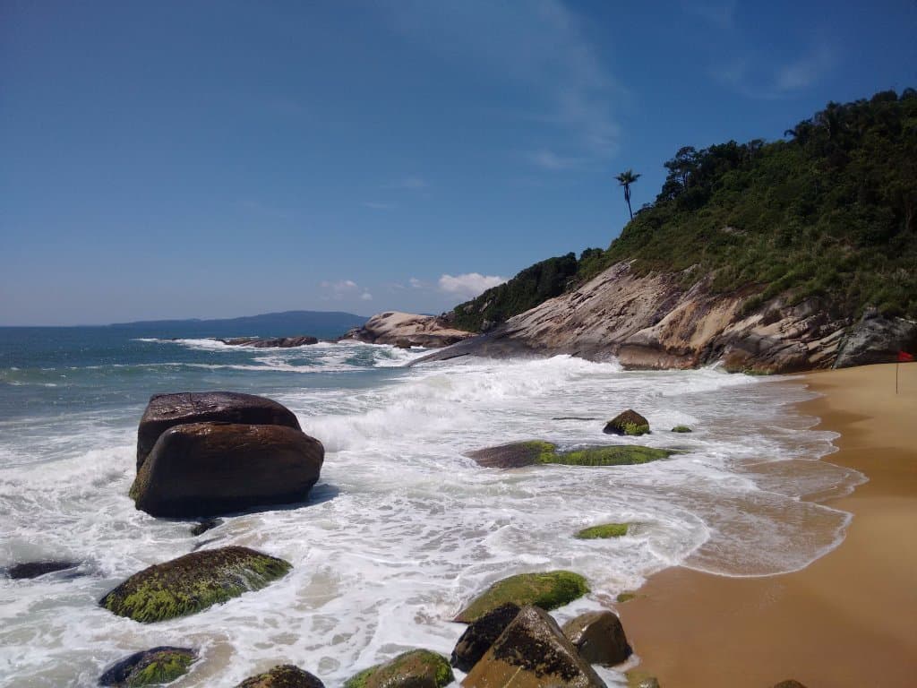 Vista do canto direito da Praia do Estaleirinho