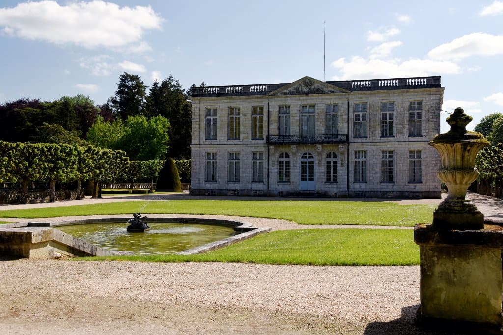 La  facade vue du parc
