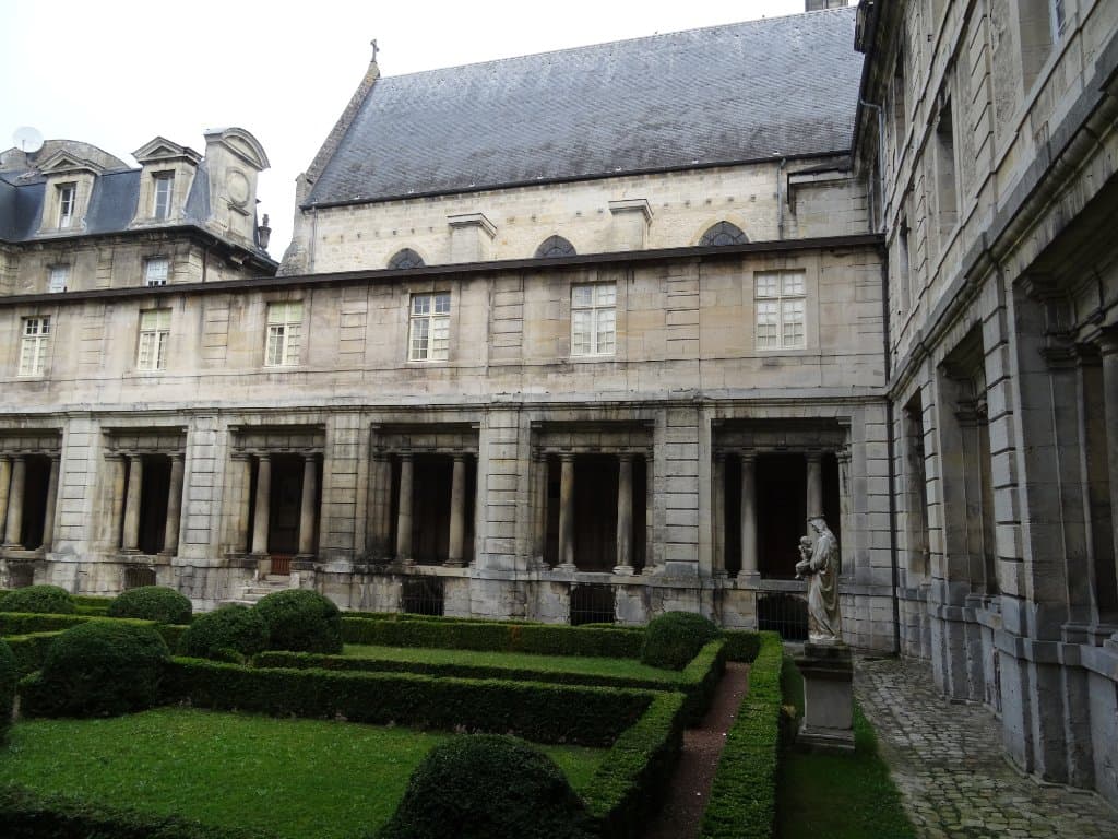 L'abbatiale vue du cloître
