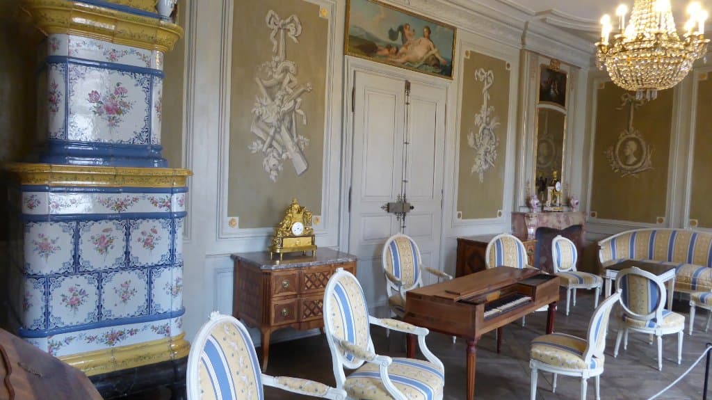 salon et poele faience , piano