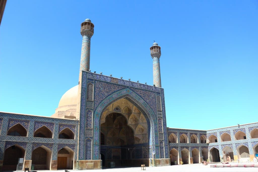 L'Iwan sud ovest con la cupola della Moschea del Venerd