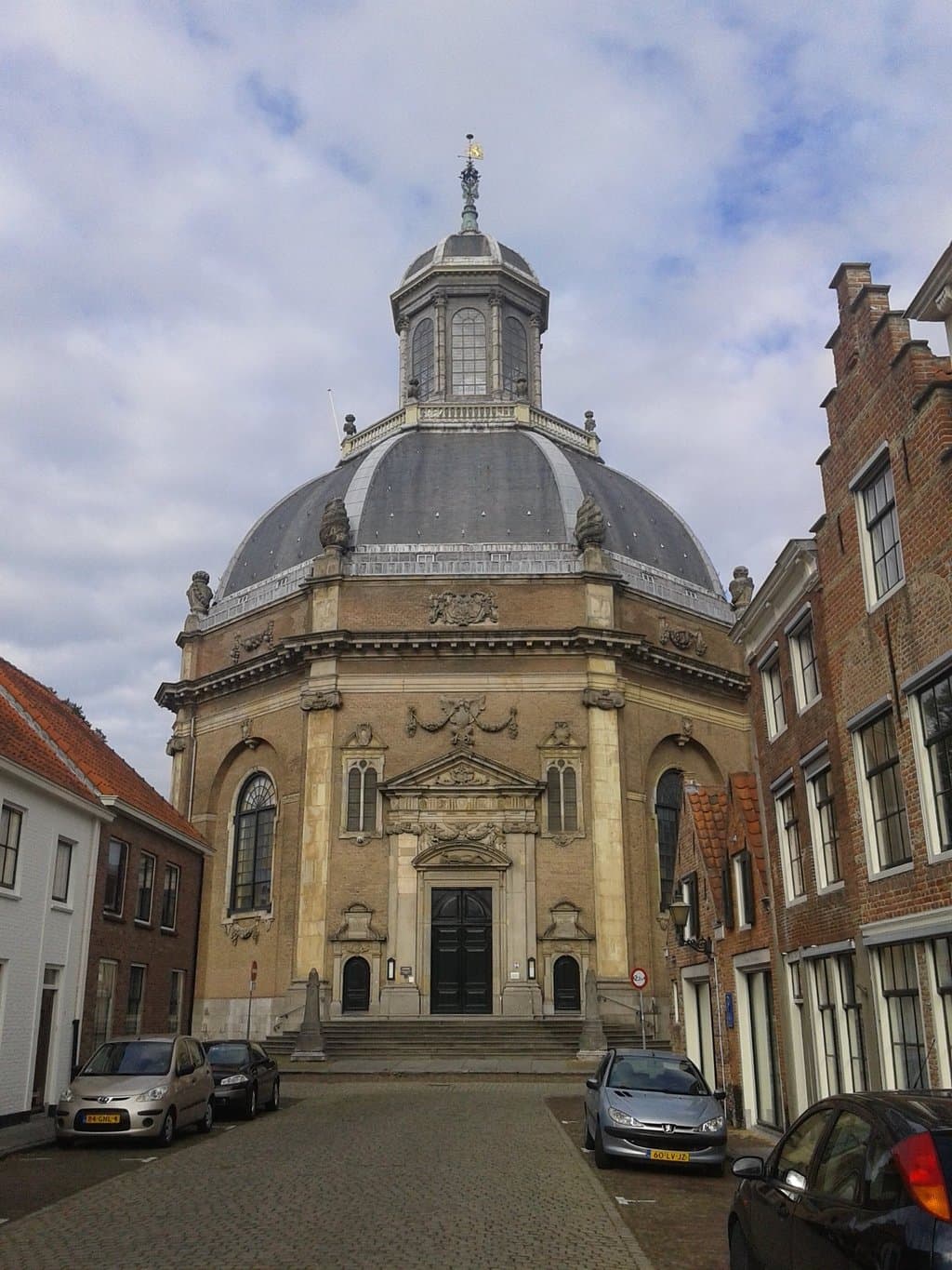 achthoekige koepelkerk langs de buitenkant