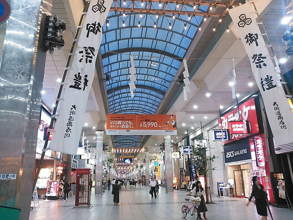 道幅の広いアーケード商店街。