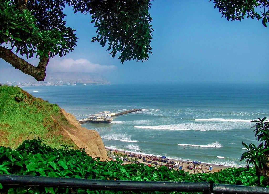Vista al mar desde el malecón de Miraflores