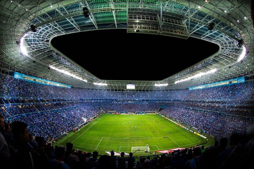 Arena do Grêmio à noite.