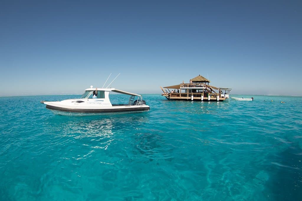 Floating bar in the middle of the ocean? Organise a beautiful day trip to Cloud 9 with Mamanuca