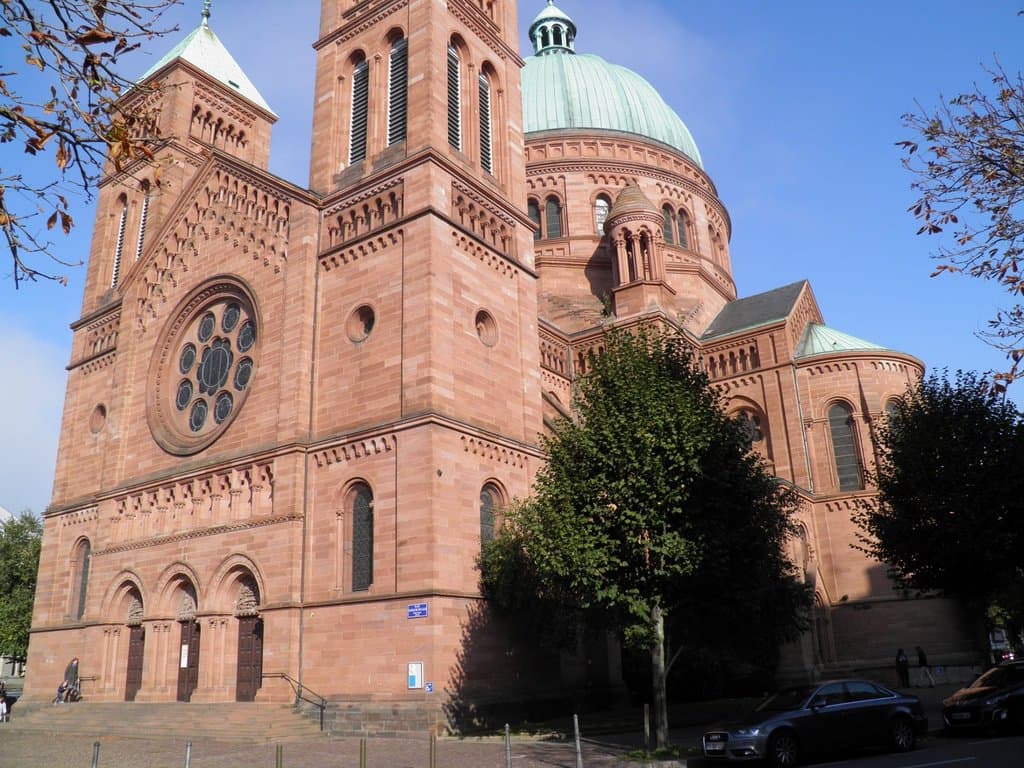 Kirken set nede fra vejen