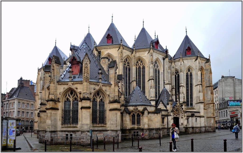 Благодаря такой архитектуре великолепно смотрятся витражи