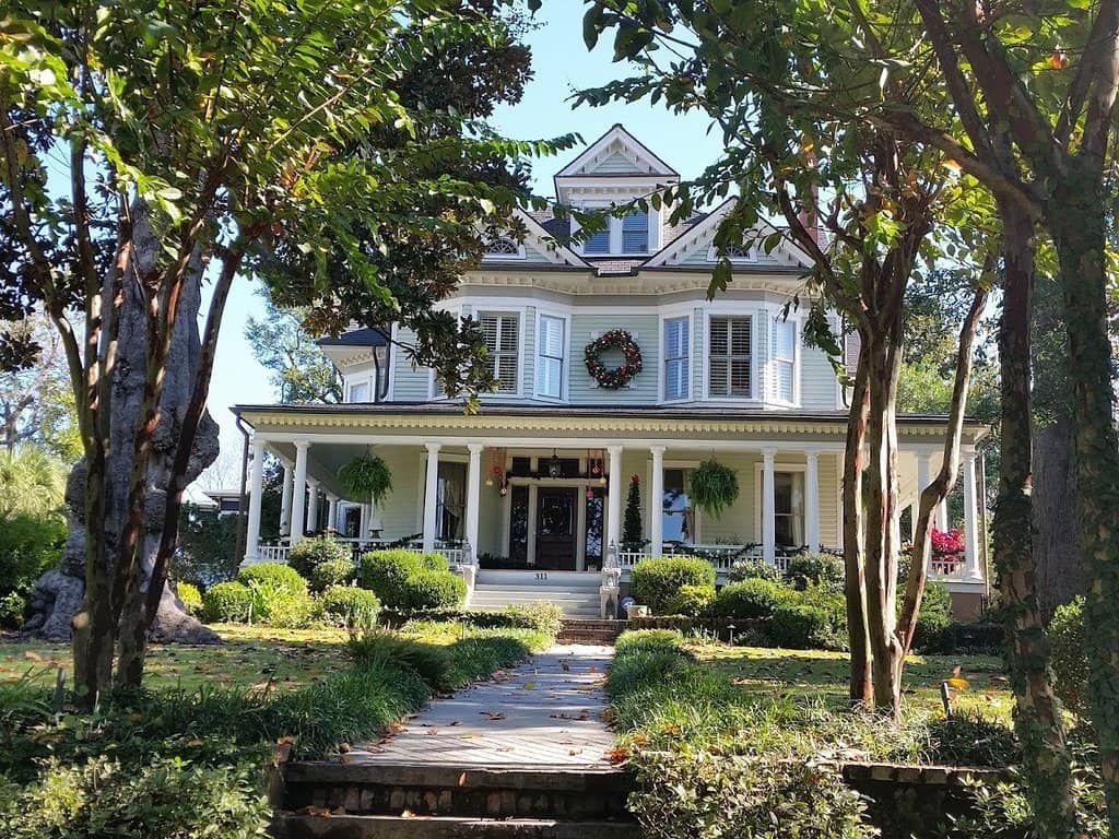 Historic Horse-Drawn Carriage Tours