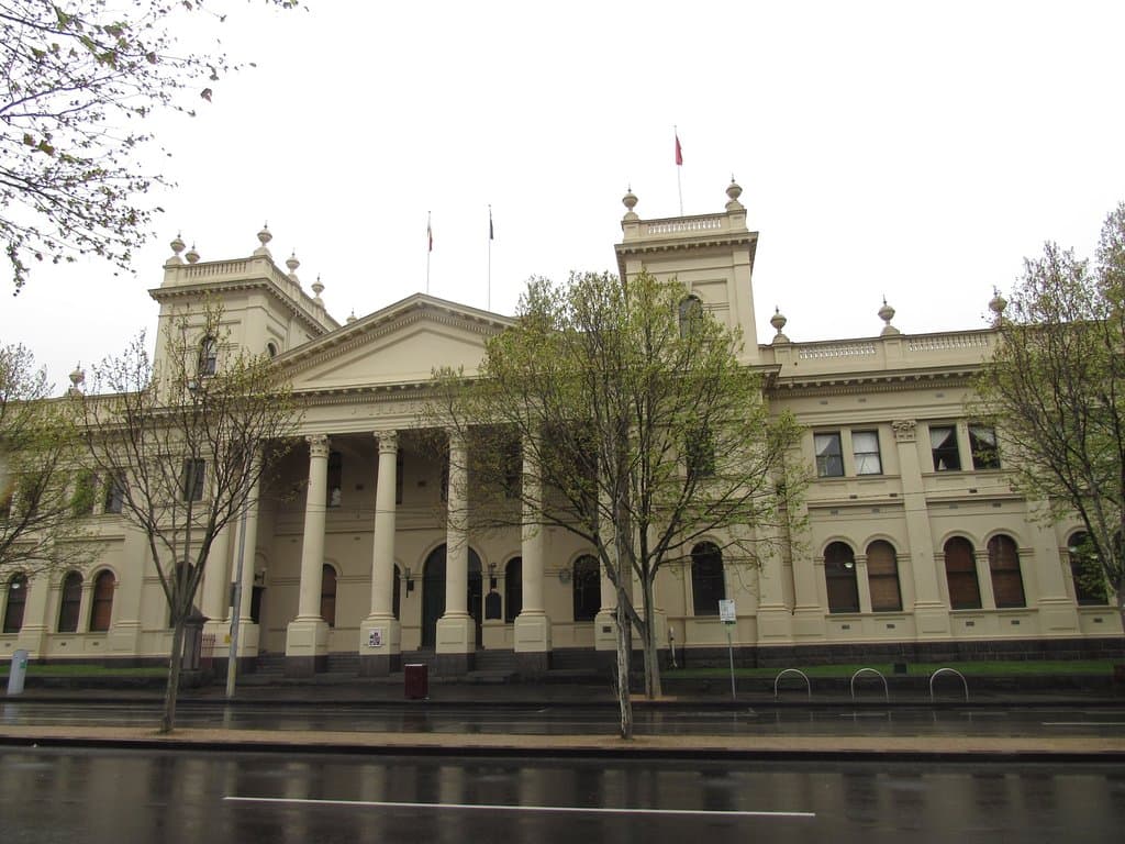 Este é um belo edifício nesta rua.