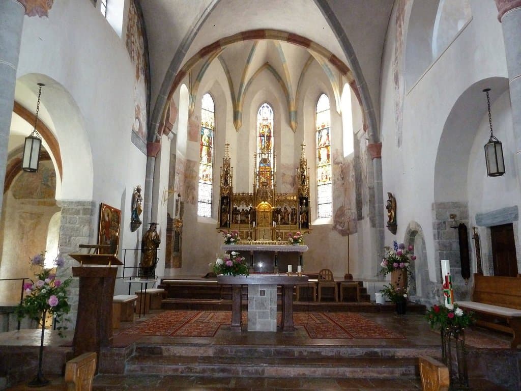 Inne i St. Hippolyt, Zell am See