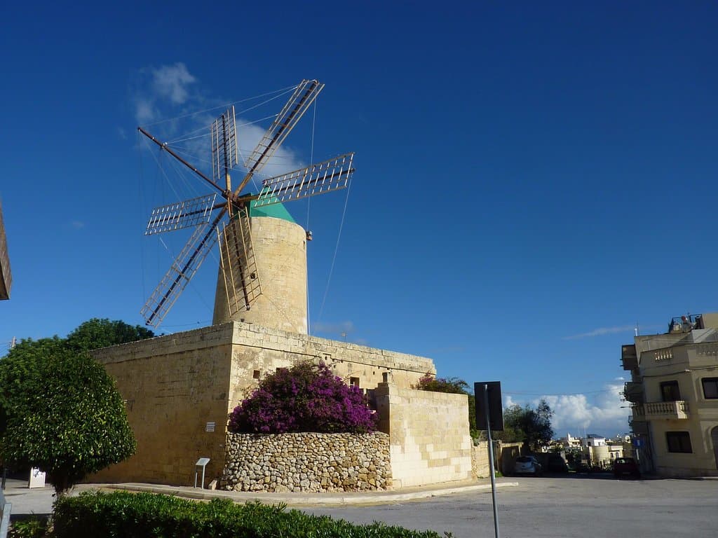 wiatrak stoi nieopodal kompleksu Ġgantija