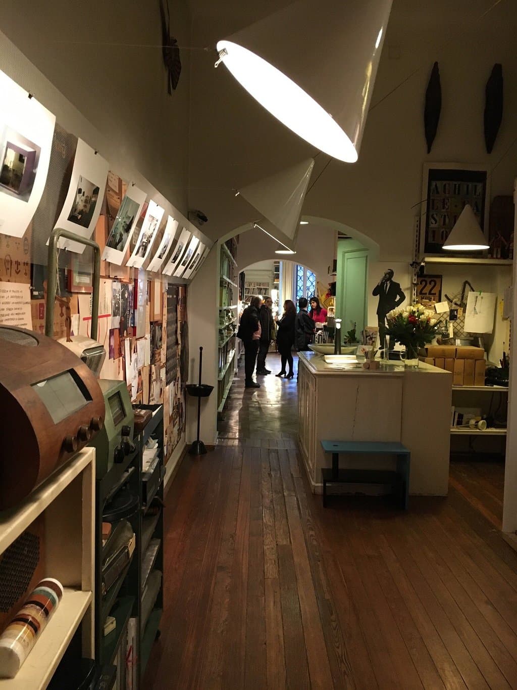 Un posto unico, un pezzo di storia del design italiano in cui si è accolti e guidati alla scoper