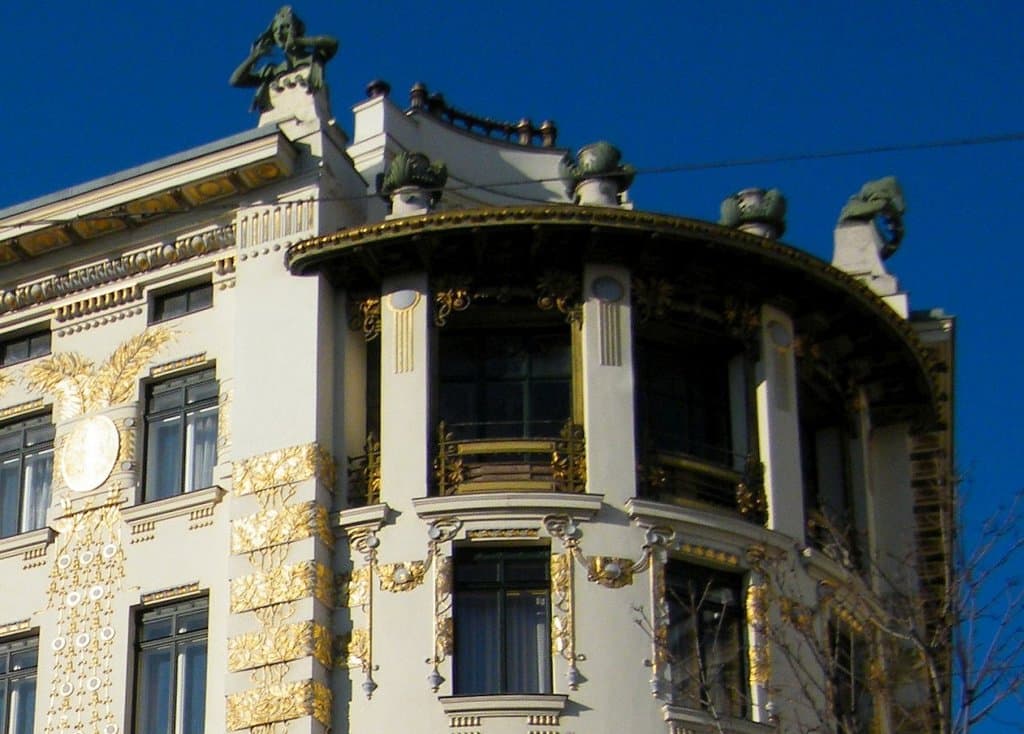 Due facciate stupende la floreale e la dorata