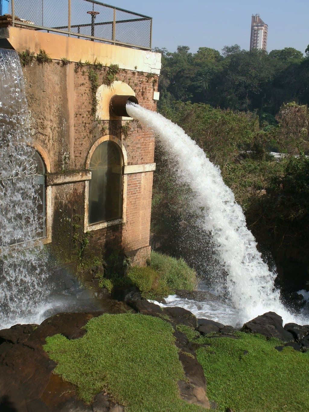 na foto tem duas grandes saídas de águas, é um espaço grande