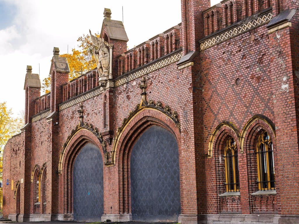 Фасад ворот со стороны проспекта Калинина