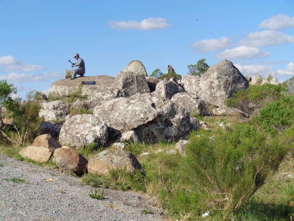 Monumento en el mismo lugar donde trabajaban los pioneros
