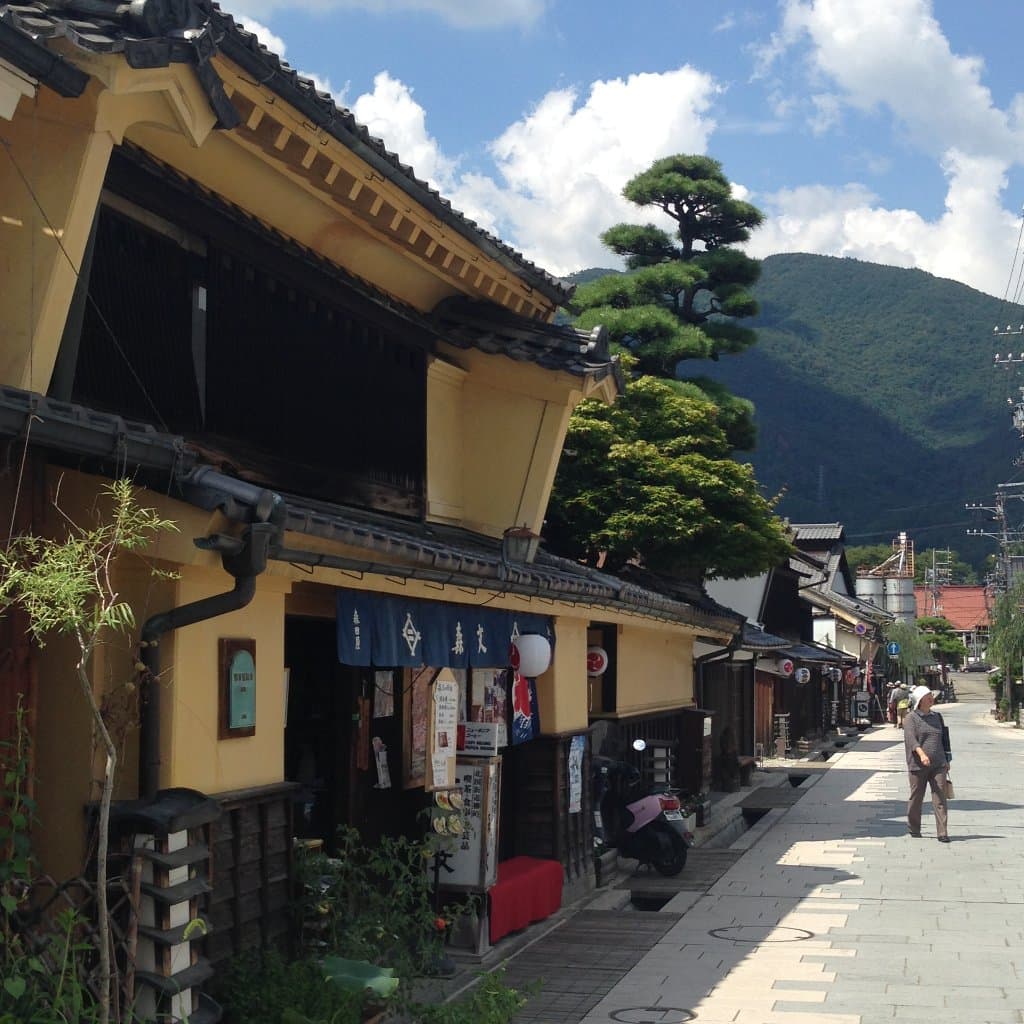 長野県上田市の柳町は、旧北国街道沿いにあり、江戸時代の街のたたずまいが保存されています。