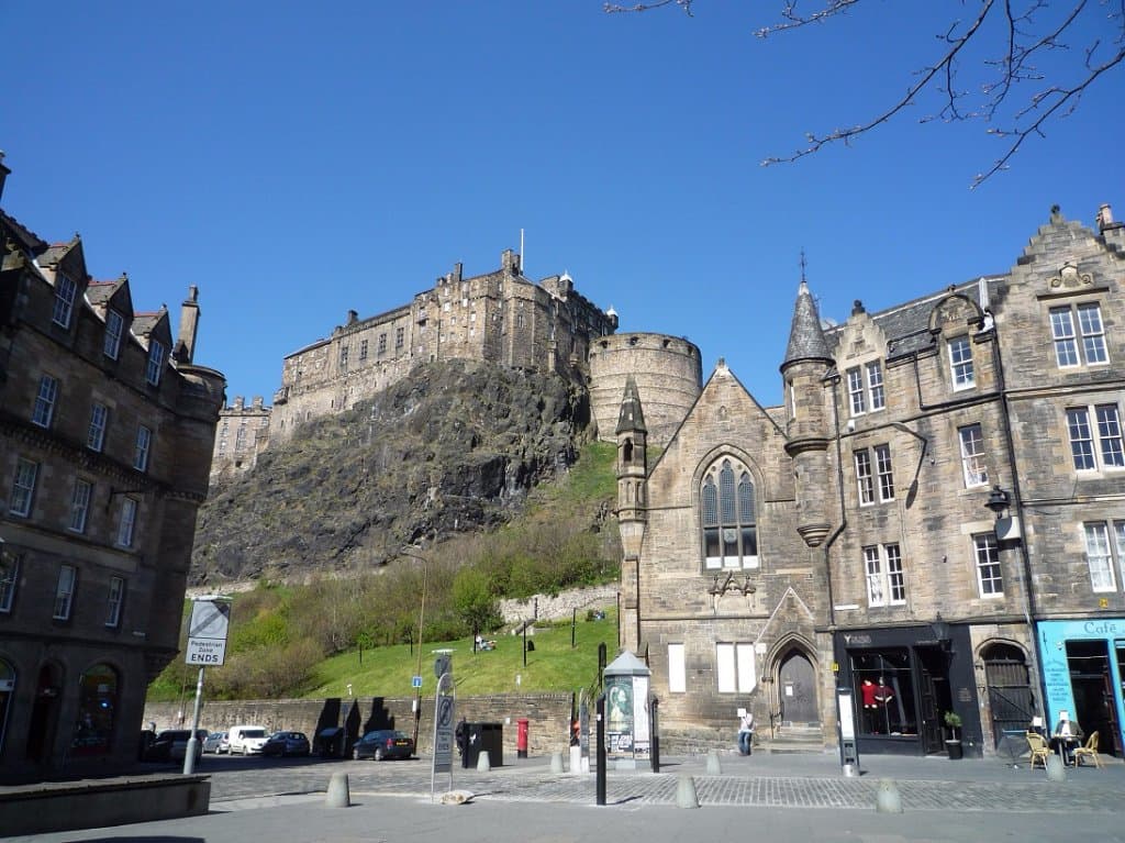 La piazza è propsio sotto il Castello