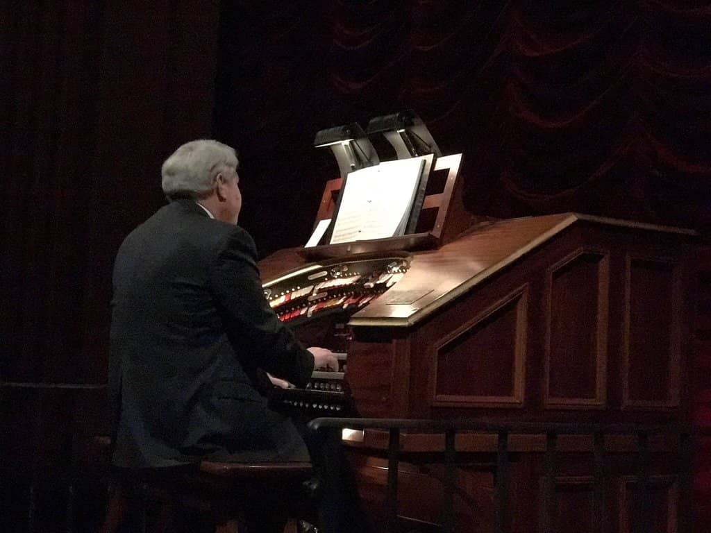 Live Organist Pre-Show
