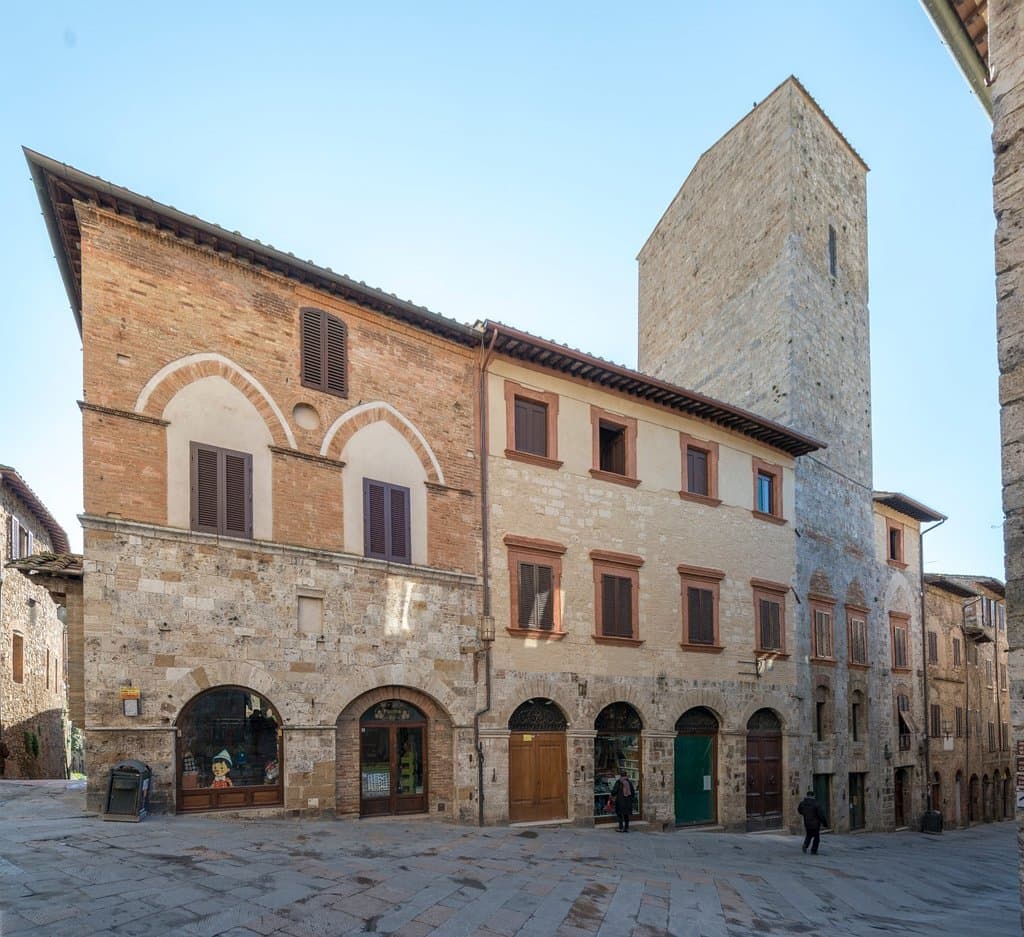 La facciata di Torre e Casa Campatelli