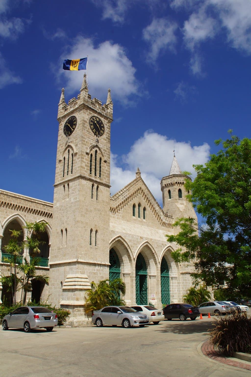 Муей и парламент Барбадоса, вид с Площади Героев