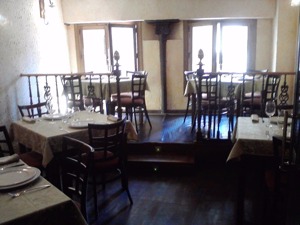 Este es nuestro salon que es especial para cenas romanticas,dan a la pequeña Plaza de la Roperia