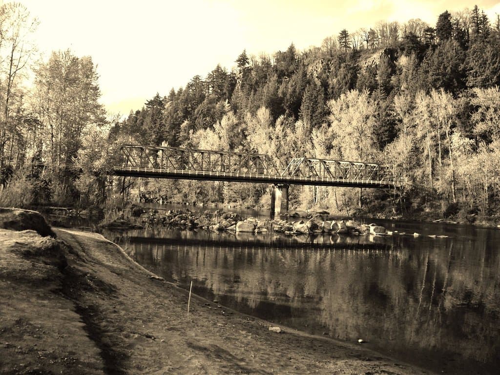 The narrow Bridge over the Sandy River here