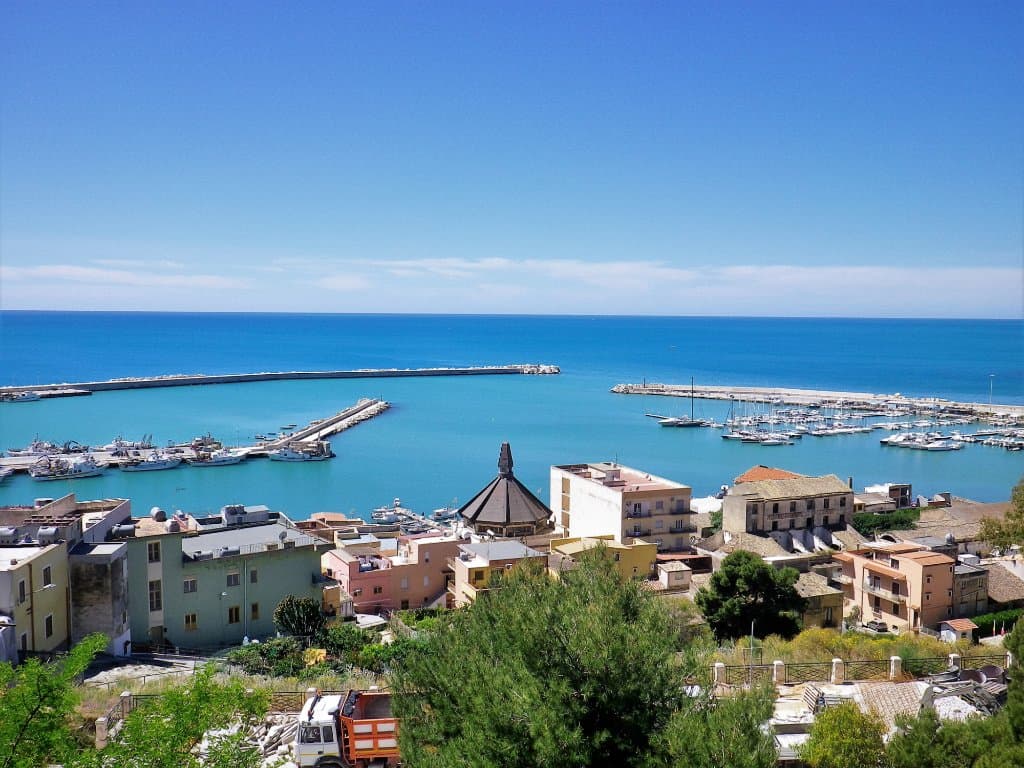 Il panorama sul porto sottostante.