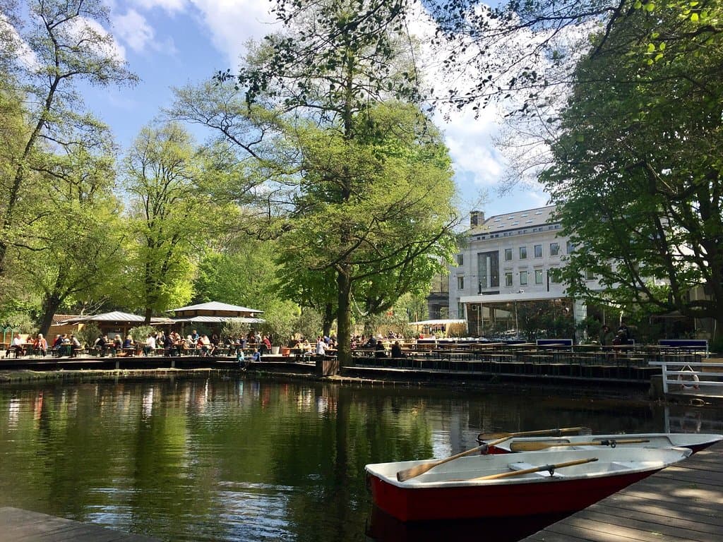 Кафе у озера