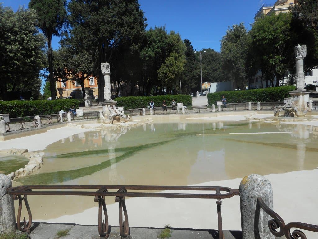 La piscina e di fronte viale Mazzini