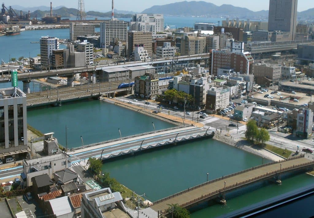 資料館からの眺望(一番手前の橋の袂が伊能忠敬測量開始点)