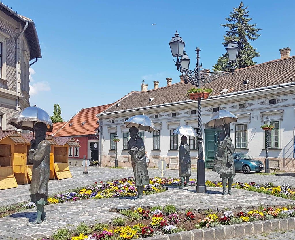 women with umbrellas: Fo-ter
