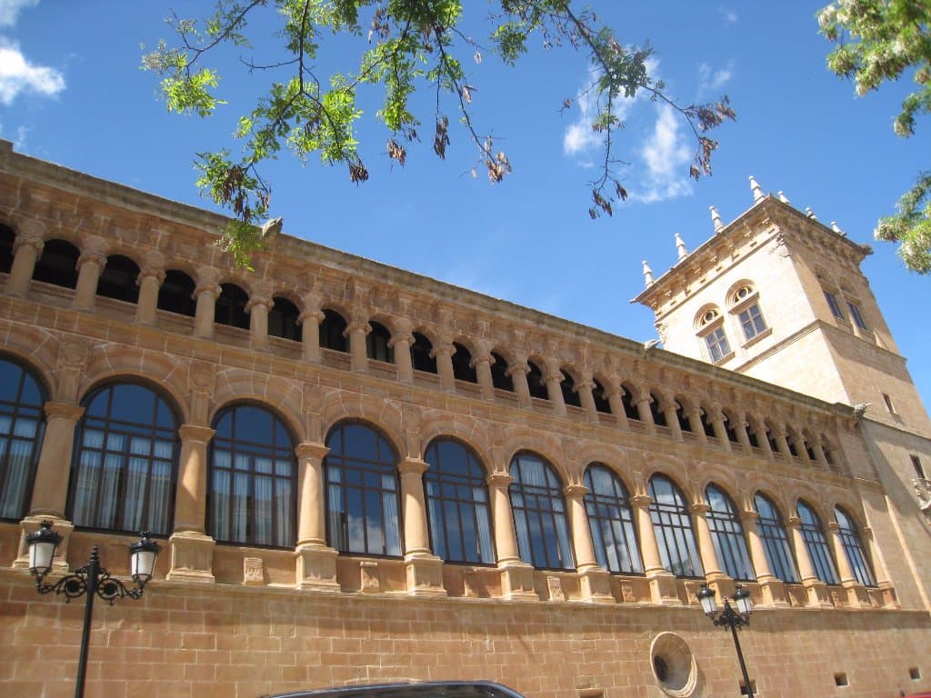 Arquería y torre