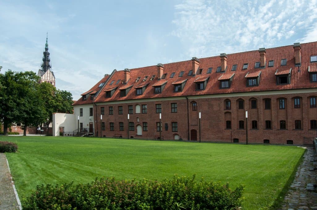 Budynek Wschodni Podzamcza, dawna słodownia. Mieści wystawy archeologiczne i salę kinową (hologr