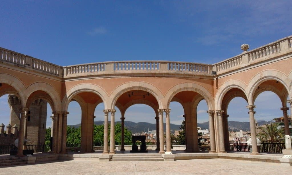 El patio que contiene las esculturas