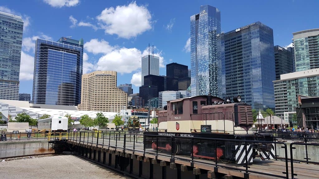 Roundhouse Turntable with Locomotive