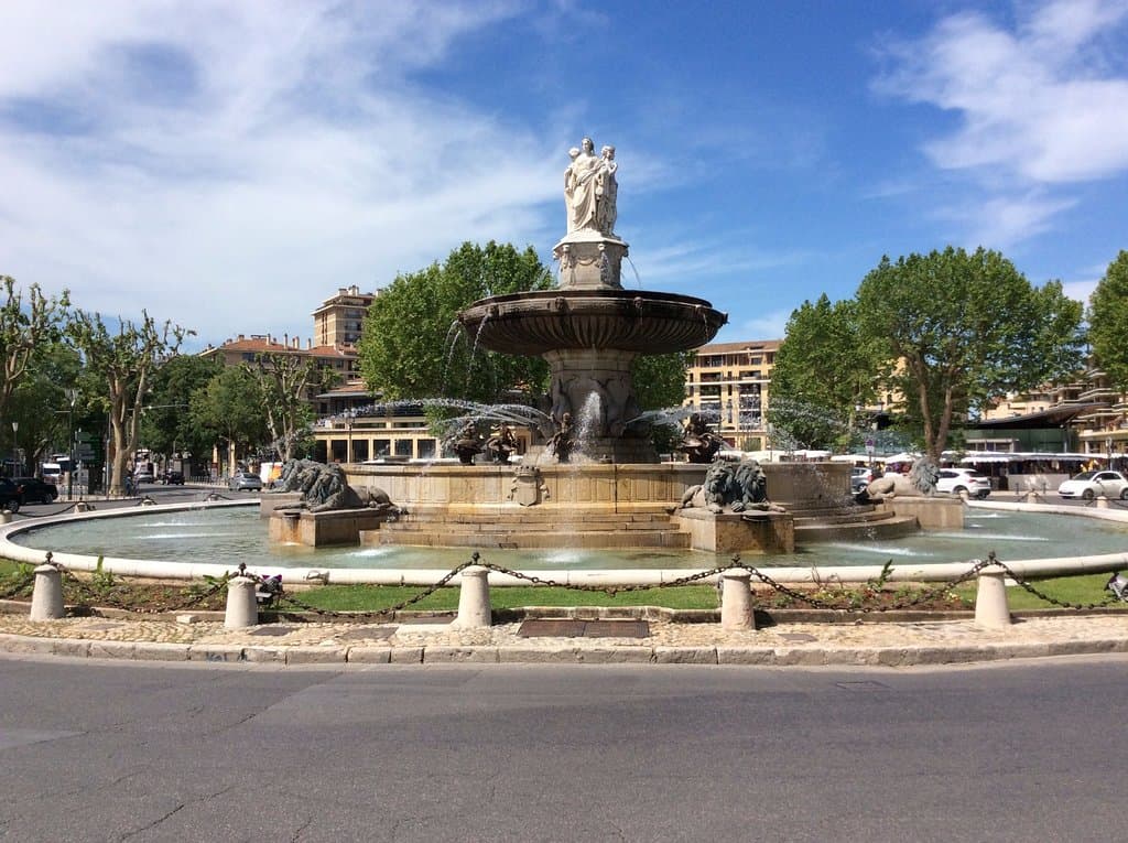 A Fontaine de La Rotonde por inteira