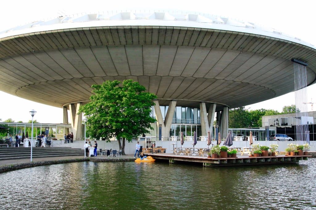 Het terras met vlonder.