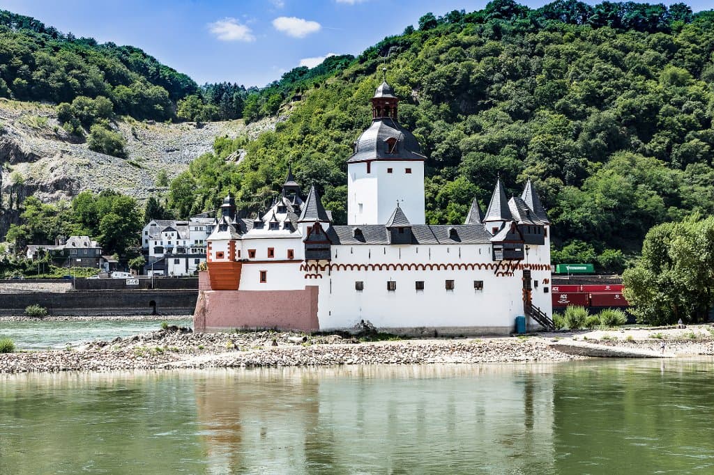 Blick vom Rheinufer auf die Burg